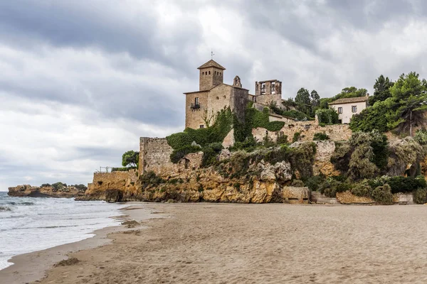 Hrad Tamarit, středomořské pobřeží, provincie Tarragona, Costa Daurada, Katalánsko. — Stock fotografie