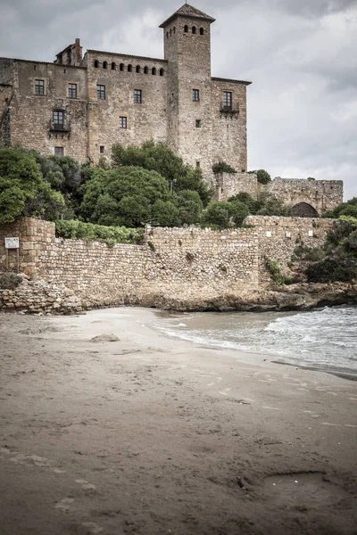 Замок місті Tamarit, середземноморського пляжу, провінція Таррагона, Коста Дорада, Каталонія. — стокове фото