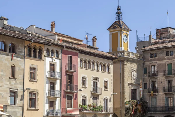 Vista da cidade, edifícios coloridos na praça principal, praça maior, Vic, província de Barcelona, Catalunha . — Fotografia de Stock