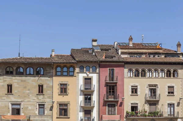 Vista da cidade, edifícios coloridos na praça principal, praça maior, Vic, província de Barcelona, Catalunha . — Fotografia de Stock