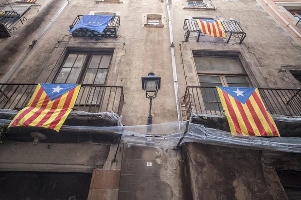 Edifício de fachada velha, centro histórico, varandas com bandeiras, estelada, bandeira catalã independente, Barcelona . — Fotografia de Stock