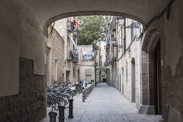 Antigua calle en el barrio gótico de Barcelona — Foto de Stock