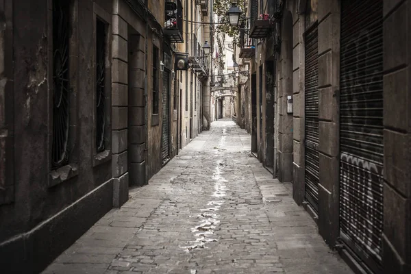 BARCELONA, ESPAÑA-SEPTIEMBRE 3,2015: Antigua calle del barrio gótico de Barcelona . — Foto de Stock