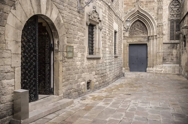 BARCELONA, ESPAÑA-NOVIEMBRE 2,2015: Antigua calle y edificios, barrio gótico, casa, casa dels canonges y vista a la puerta de la catedral, Barcelona . — Foto de Stock