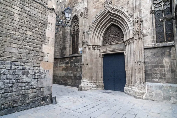 BARCELONA, ESPAÑA-FEBRERO 22,2013: Arquitectura, edificio religioso, catedral, puerta de entrada, Portal de la Pietat, barrio gohitc, Barcelona . — Foto de Stock