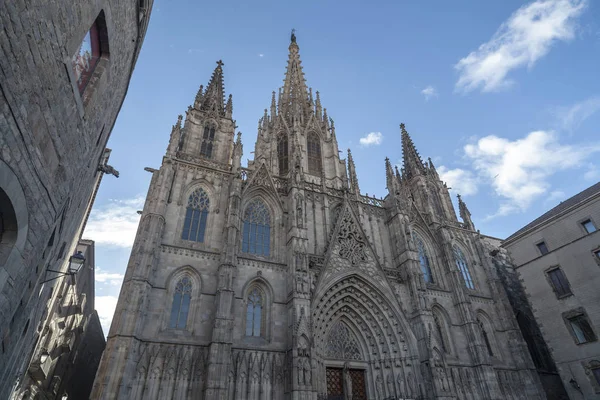 BARCELONA, SPAGNA-NOVEMBRE 5,2013: Architettura, edificio religioso, cattedrale, facciata principale, quartiere gotico, Barcellona . — Foto Stock