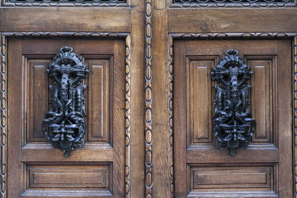 Barcelona, spanien-november 08. 2015: architekturelement, modernistischer stil, kunstvolle türklopfer, casa calvet, von antoni gaudi, eixample districti, barcelona. — Stockfoto