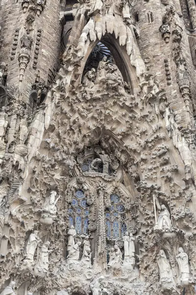 BARCELONA, SPAIN-FEBRUARY 8,2013: Basilica, Temple Expiatori de la Sagrada Familia, by Antoni Gaudi. Деталь, фасад Рождества, объект всемирного наследия ЮНЕСКО. Барселона — стоковое фото