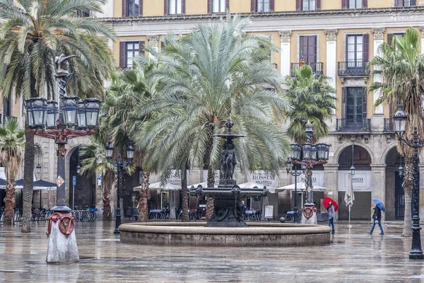 Barcelona, Španělsko-únor 1,2012: Náměstí Plaza real, v blízkosti bulváru Las Ramblas, kultovní turistické místo historického centra, Barcelona. — Stock fotografie