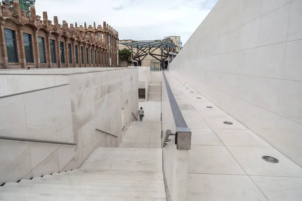 BARCELONA, ESPAÑA-JUNIO 8,2015: Arquitectura, edificio, estilo modernista, Fábrica Fabrica Casaramona, por Josep Puig i Cadafalch. Reformado por Arata Isozaki. Alberga CaixaForum, centro cultural-artístico. Parque Montjuic, Barcelona . — Foto de Stock