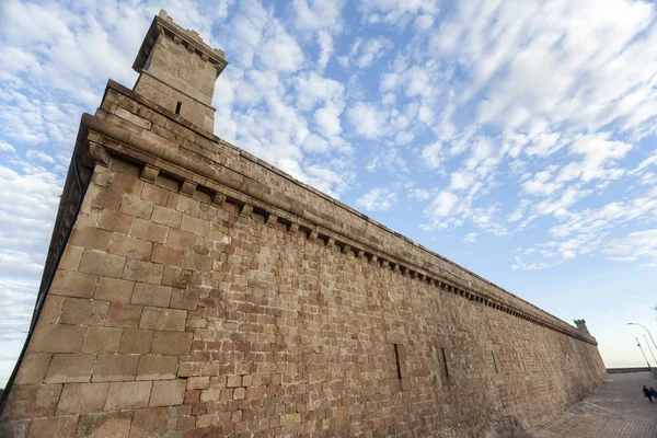 BARCELONA, ESPAÑA-DICIEMBRE 18,2014: Castillo de Montjuic, en la cima del Parque Montjuic, Barcelona . — Foto de Stock