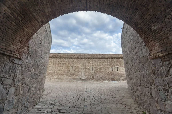 BARCELONA, ESPANHA-DEZEMBRO 18,2014: Castelo de Montjuic, no topo do Parque Montjuic, Barcelona . — Fotografia de Stock