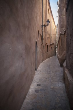 Palma De Mallorca, İspanya-Ocak 12,2016: Dar ve antik cadde görünümü, tarihi merkezi ve Palma, Balear Adaları.