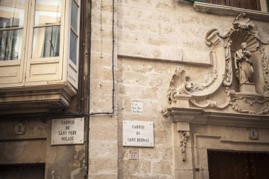 Palma De Mallorca, İspanya-Ocak 13,2016: Sokak görünümü, sanatsal cephe görünümü, dini resim duvarda, tarihi merkezi ve Palma, Balear Adaları.