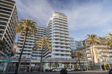 Palma De Mallorca, İspanya-Ocak 12,2016: Sokak görünümü, oteller ve Palma, Balear Adaları deniz mesire modern binalar.