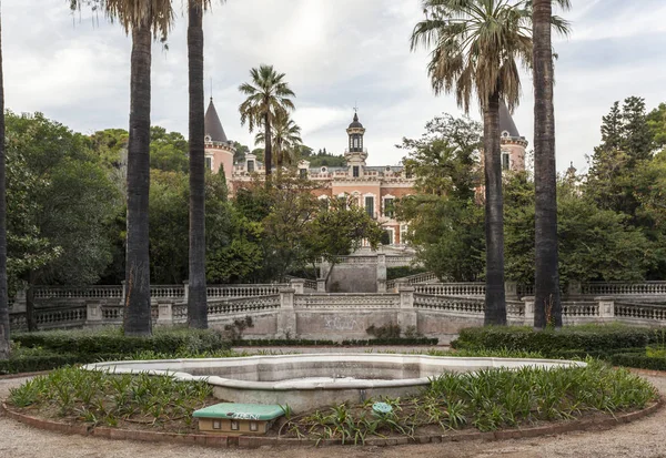 BARCELONA, ESPANHA-OUTUBRO 16,2015: Arquitetura clássica, edifício, palácio em Jardins de Palau de les Heures.Barcelona . — Fotografia de Stock