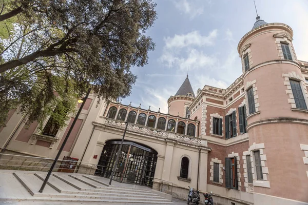 BARCELONA, ESPANHA-OUTUBRO 16,2015: Arquitetura clássica, edifício, palácio em Jardins de Palau de les Heures.Barcelona . — Fotografia de Stock