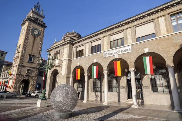 BERGAMO, ITALIA-NOVIEMBRE 4,2015: Plaza, Piazza Vittorio Veneto, Bérgamo, Italia . —  Fotos de Stock