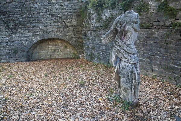 BERGAMO, ITÁLIA-NOVEMBRO 4,2015: Estátua de pedra sem cabeça no jardim público da Citta Alta de Bérgamo, Itália . — Fotografia de Stock