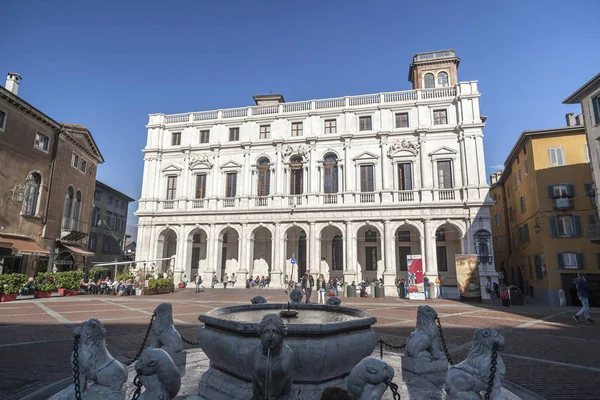 BERGAMO, ITÁLIA-NOVEMBRO 4,2015: Palácio, Palazzo Nuovo in square Piazza Vecchia, Citta ALta, Bergamo, Itália . — Fotografia de Stock