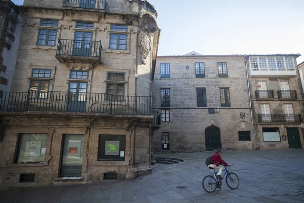 SANTIAGO DE COMPOSTELA, ESPAÑA-NOVIEMBRE 10,2015: Antigua calle del centro histórico de Santiago de Compostela, Galicia, España . —  Fotos de Stock