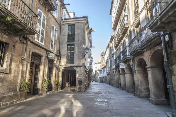 圣地亚哥德孔波斯特拉西班牙 11 月 10，2015:Ancient 街道在历史中心的圣地亚哥德孔波斯特拉加利西亚，西班牙. — 图库照片