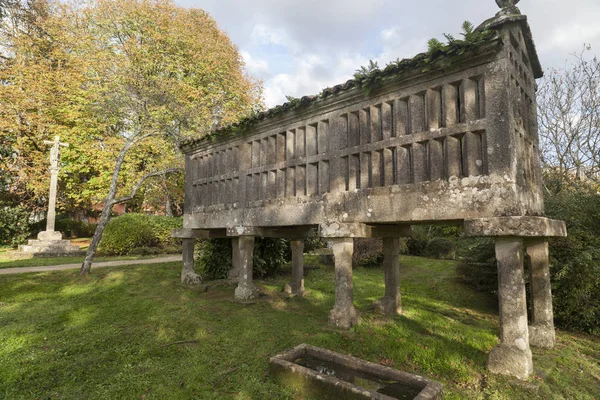 SANTIAGO DE COMPOSTELA, ESPANHA-NOVEMBRO 11,2015: Parque, Parque Vista Alegre, Finca Simeon; Horreo, construção antiga, celeiro típico, Santiago de Compostela . — Fotografia de Stock