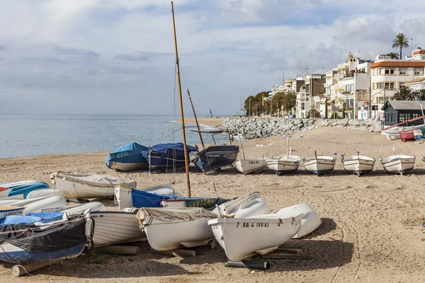 Sant Pol De Mar, Španělsko-říjen 8,2015: Pláž a Středozemní moře v katalánské vesnici Sant Pol de Mar, Provincie Barcelona, comarca Maresme, Katalánsko, Španělsko. — Stock fotografie
