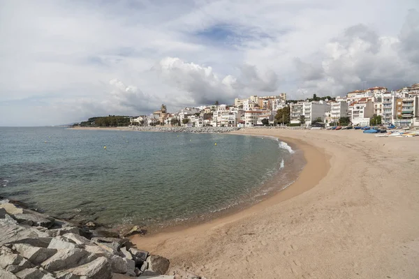 SANT POL DE MAR, ESPAÑA-OCTUBRE 8,2015: Playa y mar Mediterráneo en el pueblo catalán de Sant Pol de Mar, provincia Barcelona, comarca Maresme, Cataluña, España —  Fotos de Stock