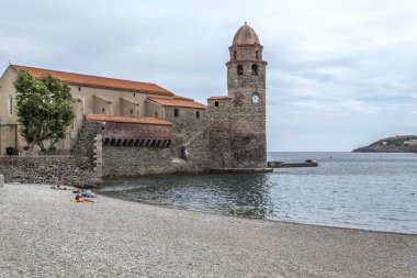 Collioure, köy Collioure Cote Vermeille kıyılarında görünümünü. Kule ve kilise.