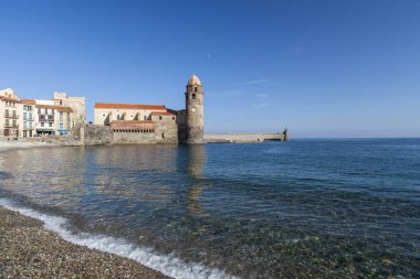 Akdeniz beach ve kule kilise eski binada Fransız Collioure Köyü, Cote Vermeille, Occitanie, Fransa.
