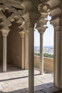 Alcazaba, askeri inşaat, Arap mirası. İç, sanatsal kemerler.