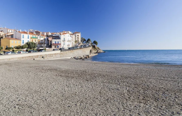 Playa y pueblo de pueblo marítimo francés de Banyuls-sur-mer, Costa Vermeille, Occitanie, Francia . —  Fotos de Stock
