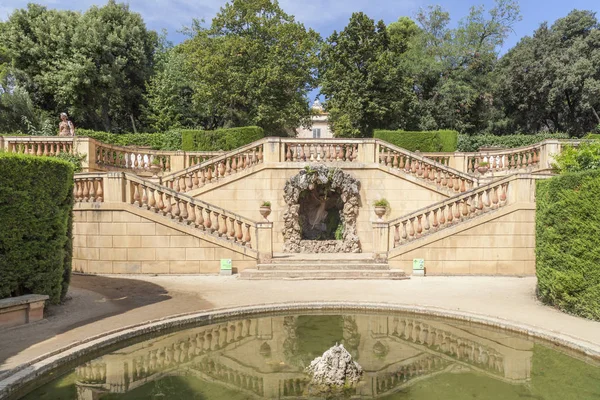 Barcelona, labyrint parc, Parc del Laberint Horta. Nejstarší zahradní město, navrhl v roce 1792 Domenico Bagutti. — Stock fotografie