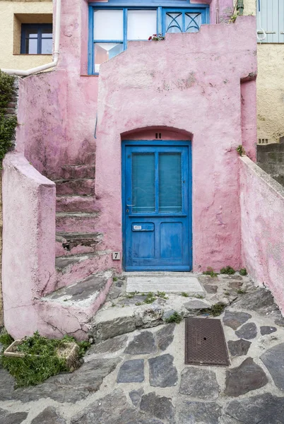 Casa fachada de color en el pueblo francés de Collioure, Occitanie, Francia . — Foto de Stock