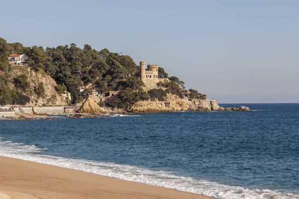 Playa mediterránea en Lloret de Mar, Costa Brava, Provincia Girona, Cataluña, España . — Foto de Stock