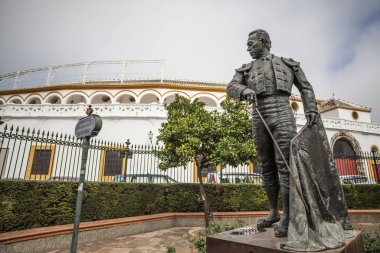 Arena, Plaza de Toros La Maestranza ve heykel Curro Romero, haraç torero. Sevilla, Andalicia, İspanya.
