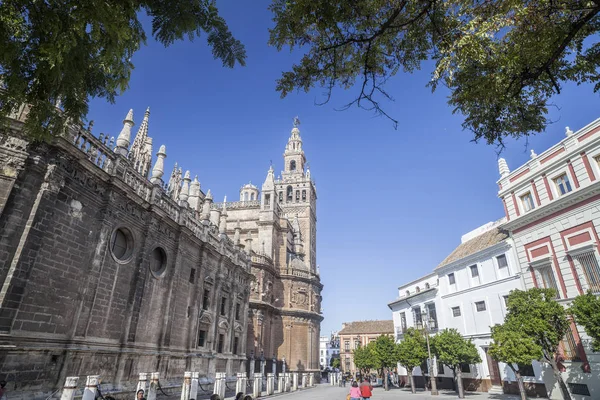 Vue sur la rue centre-ville, cathédrale et La Giralda, Sevilla, Andalousie, Espagne . — Photo
