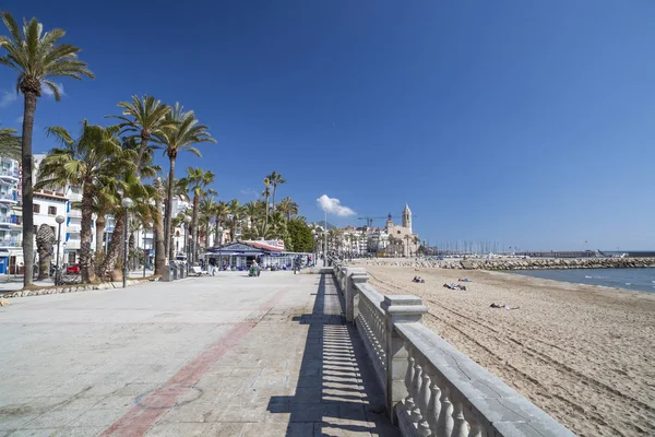 Passeio marítimo e praia na aldeia catalã de Sitges, província de Barcelona, Catalunha, Espanha . — Fotografia de Stock