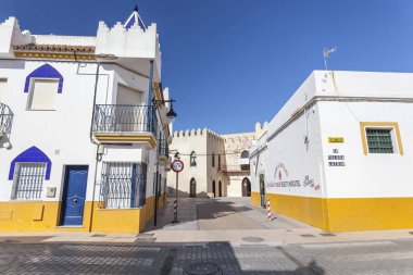 Binalar, Chipiona, Andalucia renkli sokak görünümü.