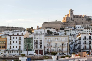 Genel şehir manzaralı ve bağlantı noktalarından şafak, Ibiza, Balear Adaları.