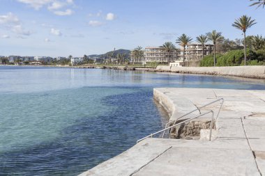 Sahil plaj Akdeniz Talamanca alanda Ibiza, Balear Adaları.