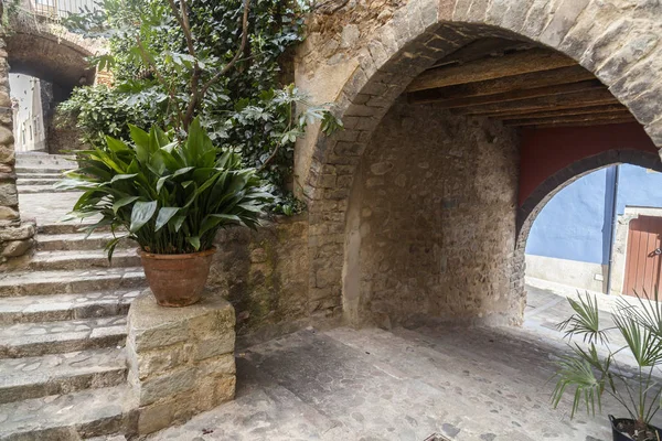 Antigua calle vista, calle avall, del pueblo medieval de Angles, provincia Girona, Cataluña . — Foto de Stock