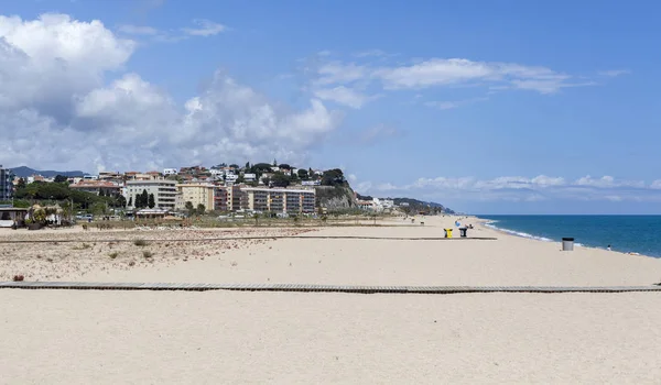Playa mediterránea entre los pueblos catalanes de Arenys de Mar y Canet de Mar, región del Maresme, provincia Barcelona, Cataluña . —  Fotos de Stock