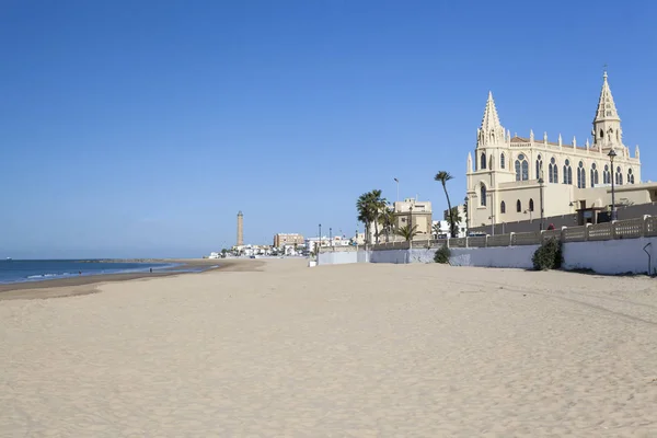 Plaj ve kutsal alan, Nuestra Senora de la Regla, Chipiona, Andalucia deniz gezinti. — Stok fotoğraf