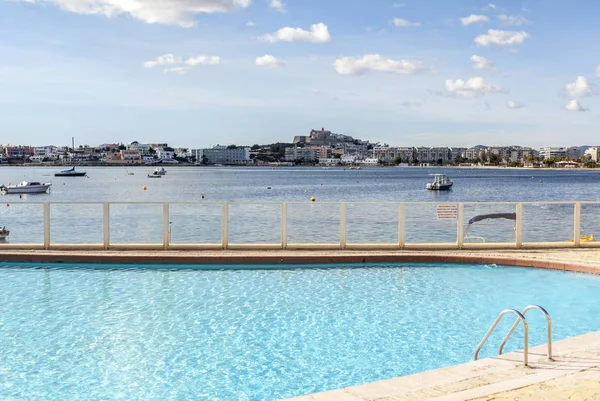 Zona de playa de Talamanca, piscina y vistas a la ciudad de fondo, Ibiza, Islas Baleares . — Foto de Stock