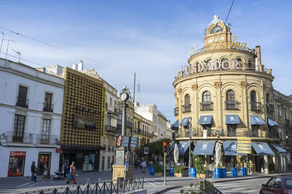 Centro histórico con vista a la ciudad, emblemático edificio urbano, Edificio Gallo Azul diseñado por Aníbal González Álvarez-Ossorio, Jerez de la Frontera, Andalucia . —  Fotos de Stock