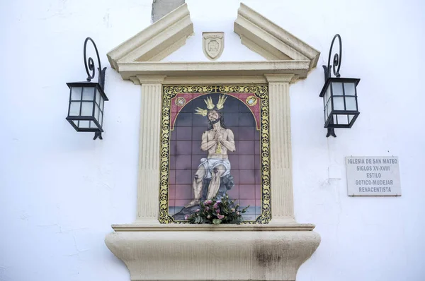Релігійні зображення Ісуса Христа в ніші білі стіни в церкві Сан-Матео, Херес, Андалусія. — стокове фото