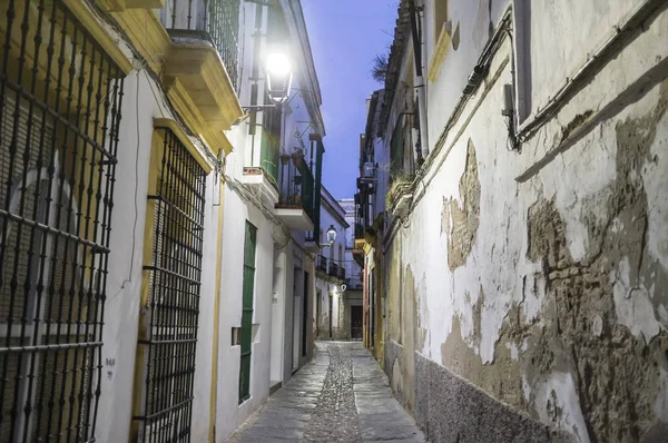 Antigua y estrecha calle, centro histórico de Jerez de la Frontera, Andalucía . — Foto de Stock