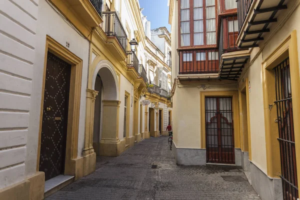 Gatan stadsutsikt, färgade byggnader, Jerez, Andalusien. — Stockfoto